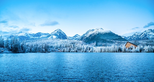 Vista congelada de inverno no Lago Strbske pleso Lago Strbske no Parque Nacional High Tatras Eslováquia paisagem Europa