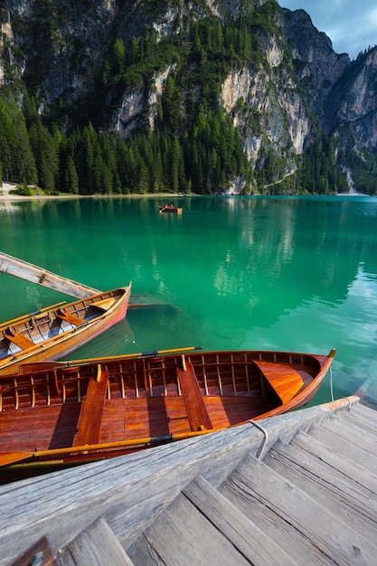 Vista del conocido lago tirolés lago di Braies Dolomitas Italia