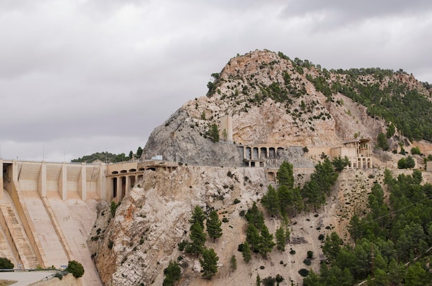 Una vista de la construcción de rocas en la montaña.