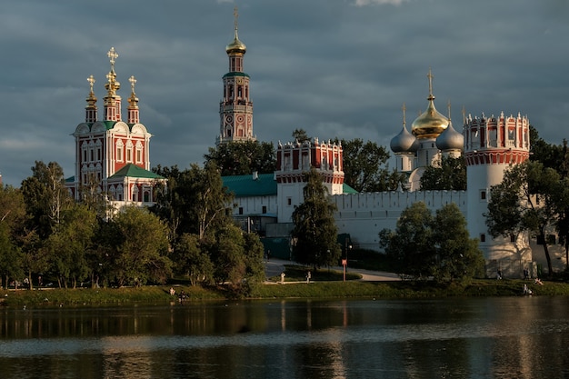 Vista del convento novodevichy al otro lado del estanque