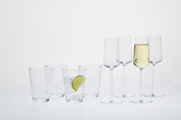 Foto vista de una copa de vino contra un fondo blanco