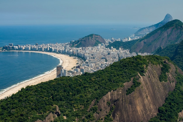 Vista de Copacabana y el bosque atlántico en primer plano, Río de Janeiro, Brasil