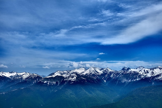 Vista de la cordillera del Cáucaso desde la cima