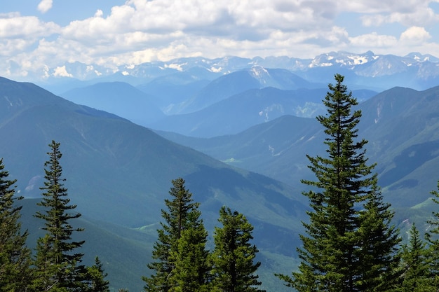 Foto una vista de una cordillera desde la cima de una montaña