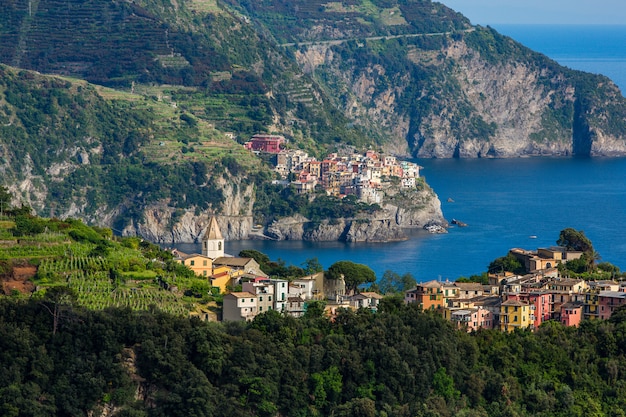 Vista de Corniglia y Manarola, coloridos pueblos de Cinque Terre, Italia.