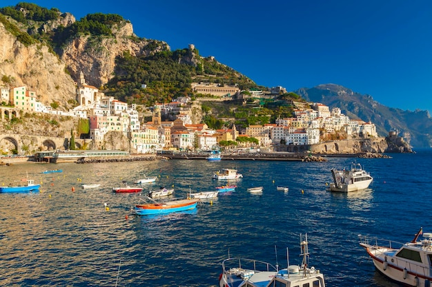 Vista de la costa de Amalfi en el sur de Italia