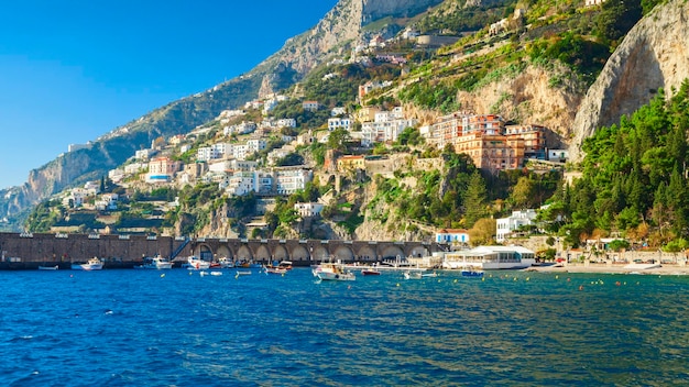 Vista de la costa de Amalfi en el sur de Italia