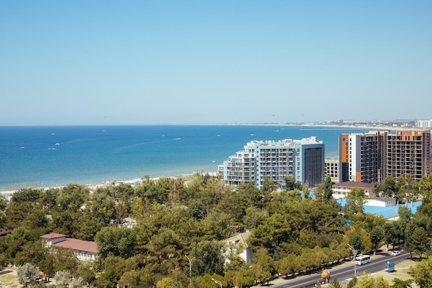 Vista de la costa de Anapa de la ciudad de verano en el horizonte