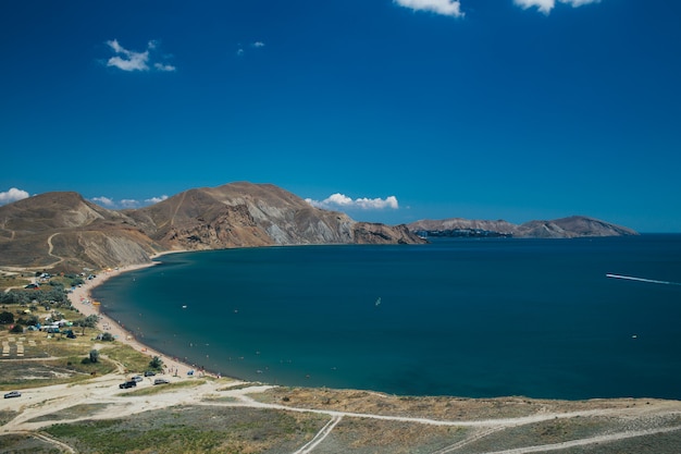 Foto vista de la costa arenosa desde arriba