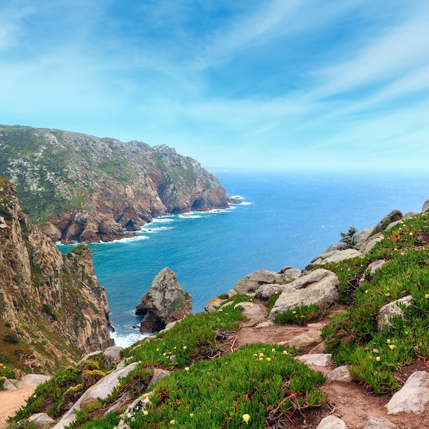 Vista de la costa atlántica en tiempo nublado Portugal