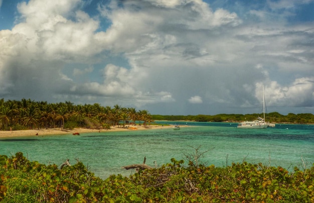 Vista de la costa y el barco bajo un cielo nublado