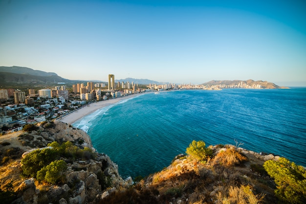 Foto vista de la costa en benidorm.