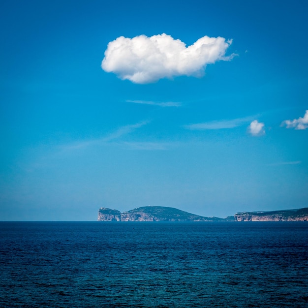 Vista de la costa de capo caccia desde la ciudad de alghero