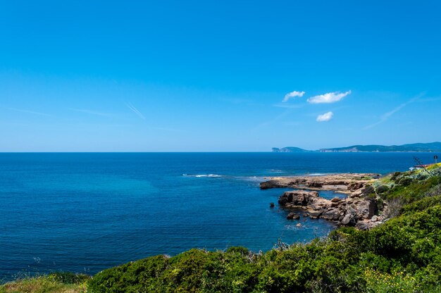 Vista de la costa de capo caccia desde la ciudad de alghero