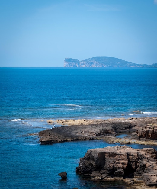 Vista de la costa de capo caccia desde la ciudad de alghero