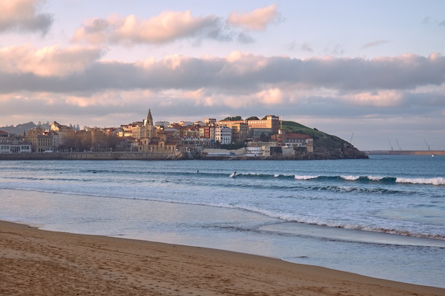 Vista de la costa de la ciudad española de Gijón