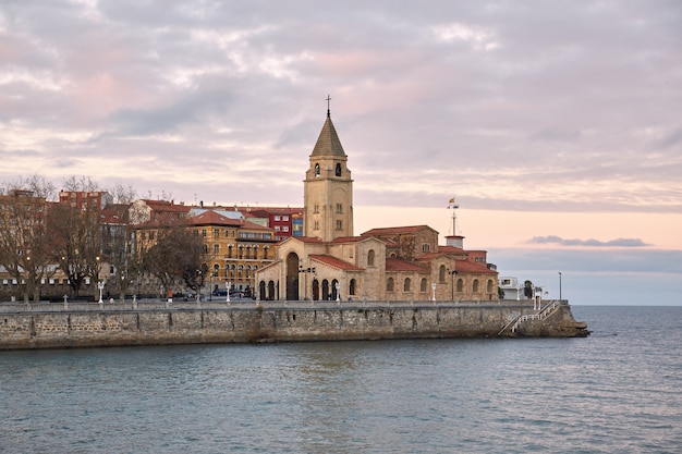 Vista de la costa de la ciudad española de Gijón