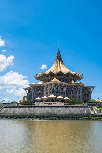 Vista de la costa de la ciudad de Kuching con el río y los puntos de referencia en Sarawak, Malasia