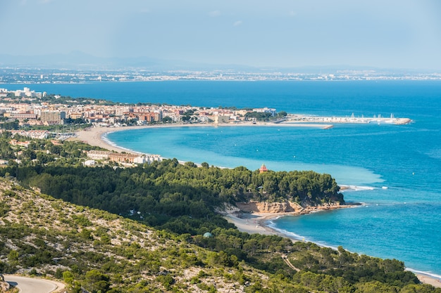 Vista de la costa Costa Dorada, España, con playa de arena y pinos