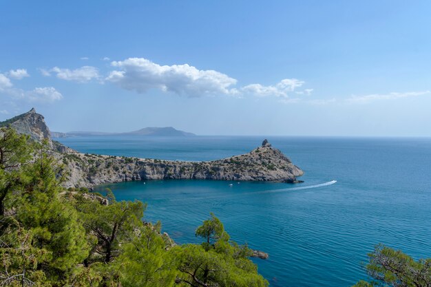 Vista de la costa de crimea. La vista desde las montañas en el Novyi Svet, un cabo Kapchik.