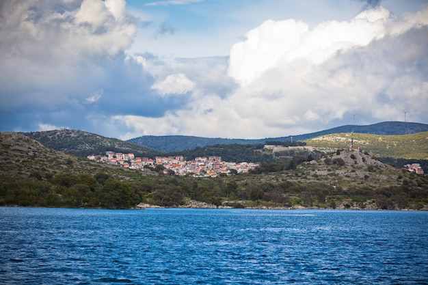 Vista de la costa croata, área de Sibenik, desde el mar. Tiro horizontal