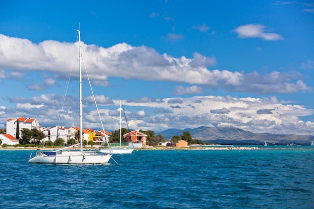 Vista de la costa croata desde el mar