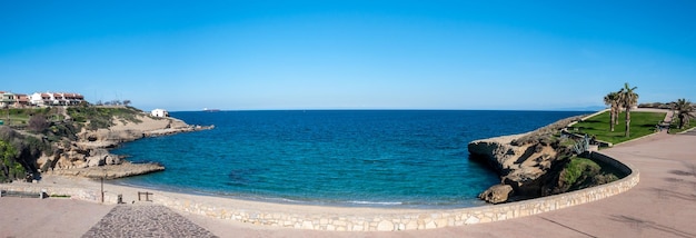 Vista de la costa dentro de la ciudad