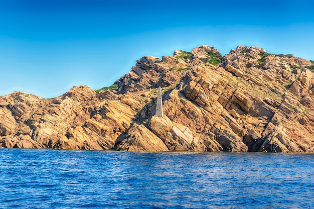 Vista de la costa en la isla de Budelli Archipiélago Maddalena cerca del estrecho de Bonifacio en el norte de Cerdeña Italia