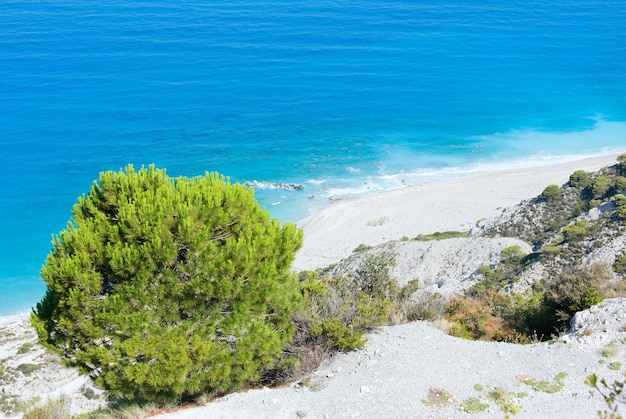 Vista de la costa de la isla de Lefkada de verano desde arriba (Grecia)