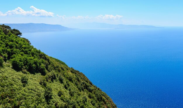 Vista de la costa del mar desde la cima del monte San Elia