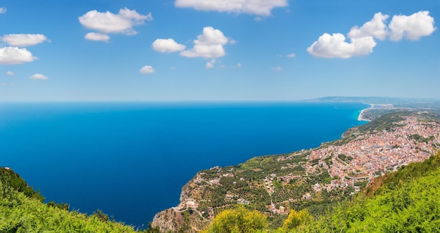 Vista de la costa del mar desde la cima del monte San Elia