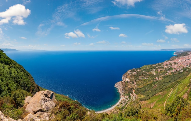 Vista de la costa del mar desde la cima del monte San Elia