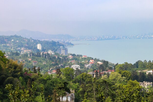 Vista de la costa del mar Negro desde el jardín botánico de Batumi, Georgia
