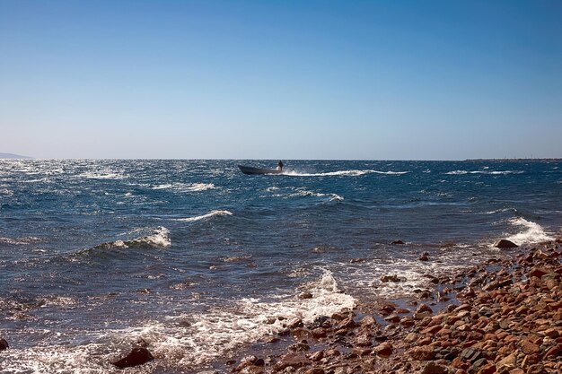 Foto vista de la costa del mar rojo playa de guijarros y kami de cerca concentración de ocio egipto dahab