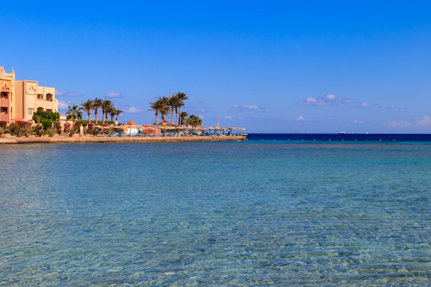 Vista de la costa del Mar Rojo en la playa en Hurghada, Egipto