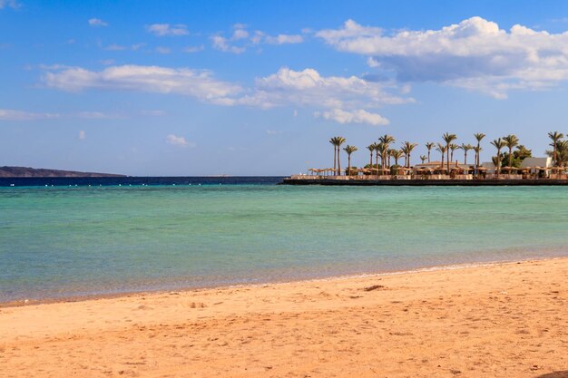 Vista de la costa del Mar Rojo en la playa en Hurghada Egipto