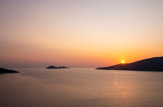 Foto vista de la costa mediterránea cerca de la ciudad de kas durante la puesta de sol en el sur de turquía