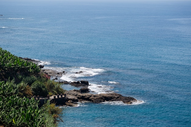 Una vista de la costa mediterránea con olas de agua azul. Paisaje marino de verano. Junto al mar en tiempo soleado. Hermosa vista al mar