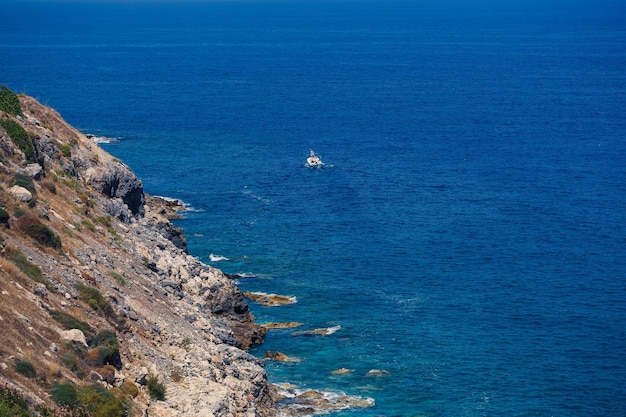 Una vista de la costa mediterránea con olas de agua azul Paisaje marino de verano Mar en tiempo soleado Hermosa vista al mar