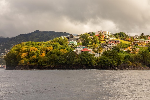 Vista de la costa con muchas villas en la colina Kingstown San Vicente y las Granadinas