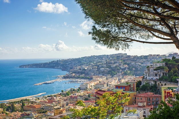 Vista de la costa de Nápoles, Italia