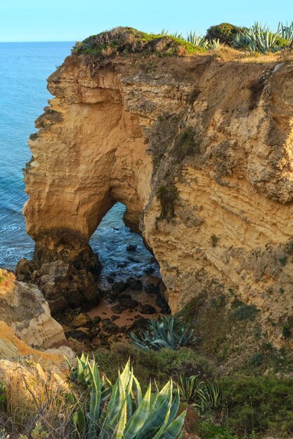 Vista de la costa del océano Atlántico de verano con formaciones rocosas (Porches, Lagoa, Algarve, Portugal).