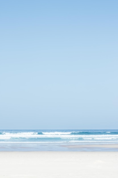 Vista de la costa del océano destino perfecto para viajes y vacaciones