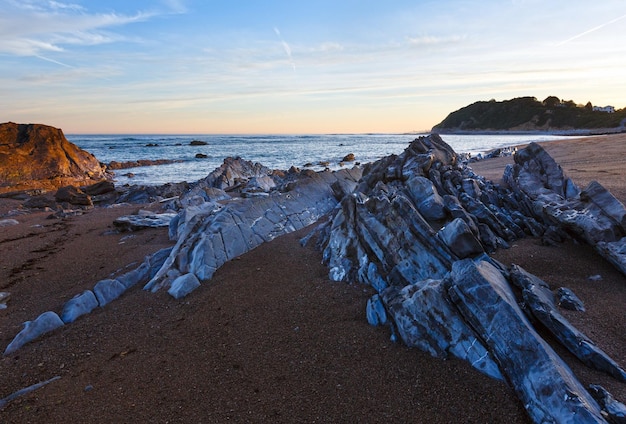 Vista de la costa del océano por la mañana desde la playa (cerca de Saint-Jean-de-Luz, Francia, Golfo de Vizcaya).