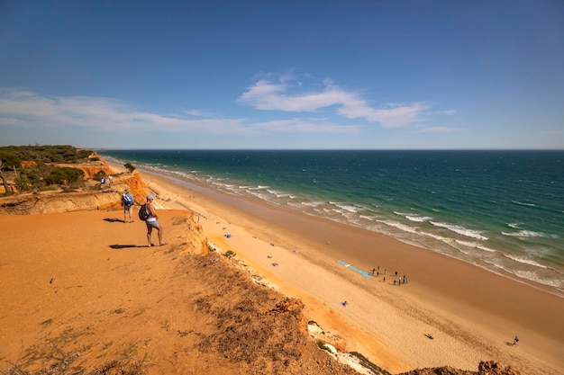 Vista de la costa del paisaje del hermoso mirador en Olhos de Agua a la playa de Falesia Portugal