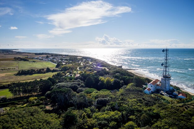 Vista de la costa y el paisaje marino desde el faro de la ballena, en la isla de Re, Francia