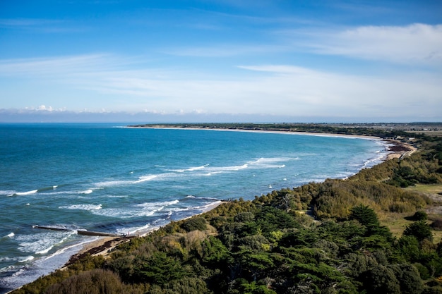 Vista de la costa y el paisaje marino desde el faro de ballenas en la isla de Re Francia