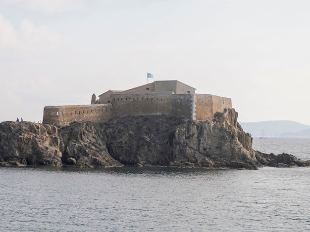 Una vista desde la costa del paisaje panorámico de la isla de porquerolles francia