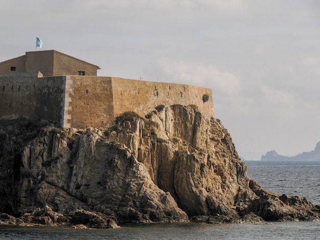 Foto una vista desde la costa del paisaje panorámico de la isla de porquerolles francia