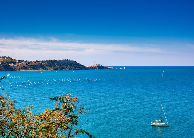 Vista de la costa de Piran en el mar Adriático